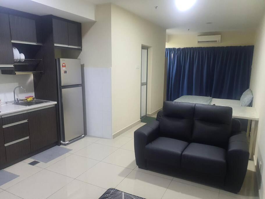 Apartment Lovely With Balcony & Pool @ Suria Jelutong
